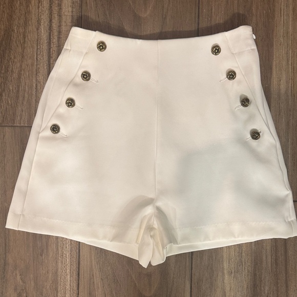 Aqua Pants - NWOT Aqua Elegant White Buttoned Women's Shorts
